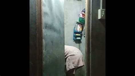pinay pinasok sa banyo